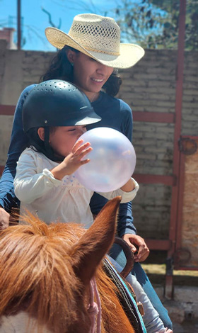 Servicios de equinoterapia y rehabilitación integral.